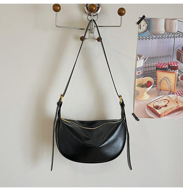 Fashionable and High-End New Versatile Casual Crossbody Dumpling Bag, Korean Style Soft Leather Texture Niche Casual Shoulder Underarm Bag detail 11