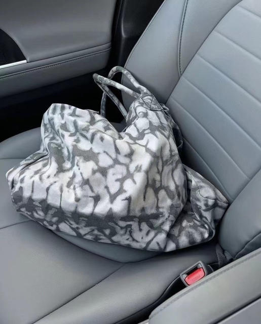 New High-End Tote Bag for Women, Large-Capacity Canvas Shoulder Bag, Commuting Yoga Fitness Handbag, Same Style for Men and Women detail 5