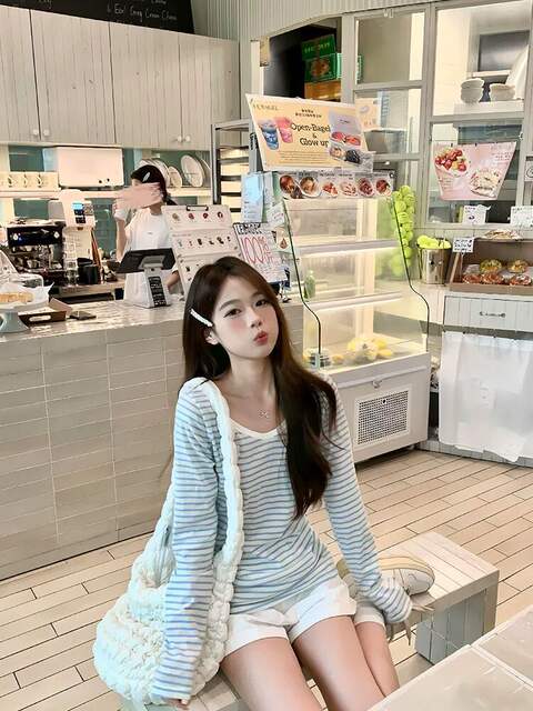 Jiao Xiting Blue V-Neck Striped Sun-Protective Long-Sleeve T-Shirt for Women, Korean Style Relaxed and Lazy Loose-Fitting Cover-Up Top for Women detail 2