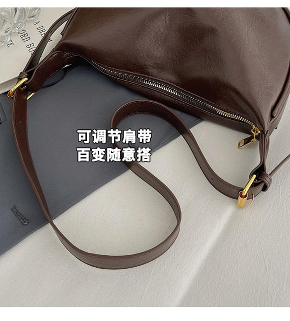 Fashionable and High-End New Versatile Casual Crossbody Dumpling Bag, Korean Style Soft Leather Texture Niche Casual Shoulder Underarm Bag detail 6