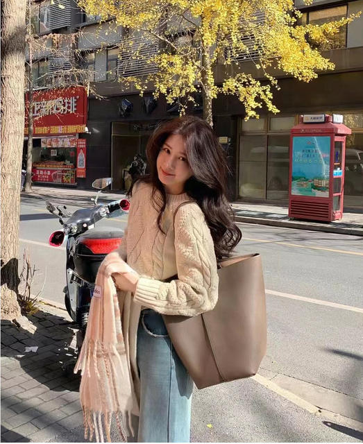 Therow Pebbled Leather Bucket Bag, Bucket-Shaped Cowhide Large-Capacity Minimalist Shoulder Bag, High-End Handbag detail 11