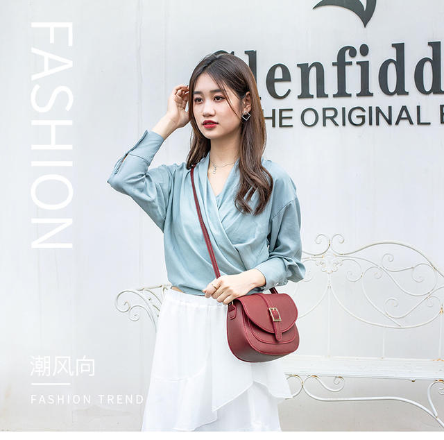 Simple Metal Buckle Flap Adjustable Shoulder Strap Crossbody Bag, Versatile and Stylish 2026 Commuter Women's Bag, Fashionable Saddle Bag detail 1