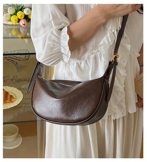 Fashionable and High-End New Versatile Casual Crossbody Dumpling Bag, Korean Style Soft Leather Texture Niche Casual Shoulder Underarm Bag detail 1