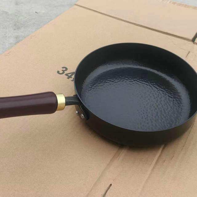 Zhangqiu Hand-Forged Fish Scale Flat Frying Pan, Non-Stick Cast Iron Frying Pan, Uncoated Thickened Pan for Frying Eggs, Grilling Meat, and Steak detail 5