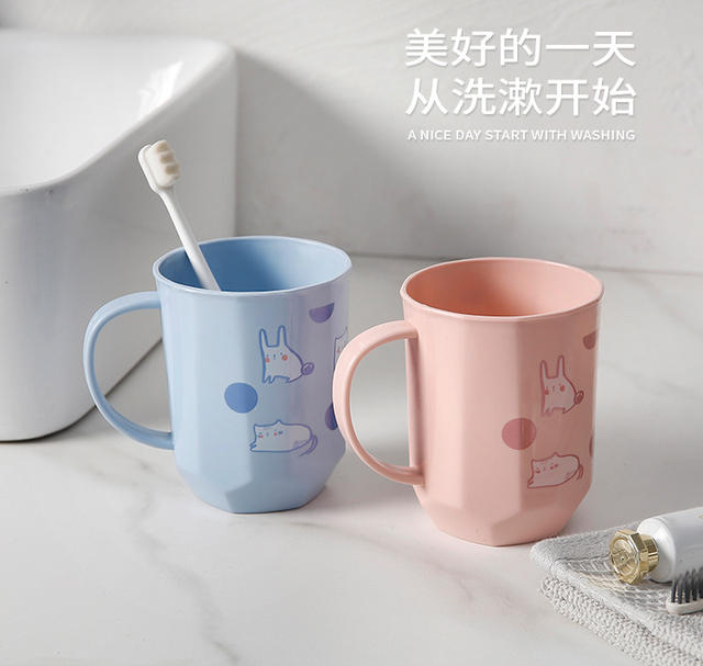 Plastic mouthwash Cup toothbrush cup children's toothbrush cup creative cute couple brushing Cup toothbrush cup detail 2