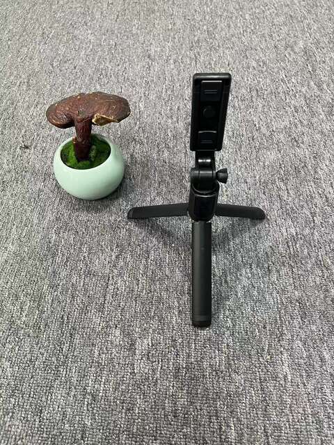 Mobile phone Bluetooth selfie stick lengthened integrated portable multifunctional remote control with beauty fill light mobile phone live broadcast bracket