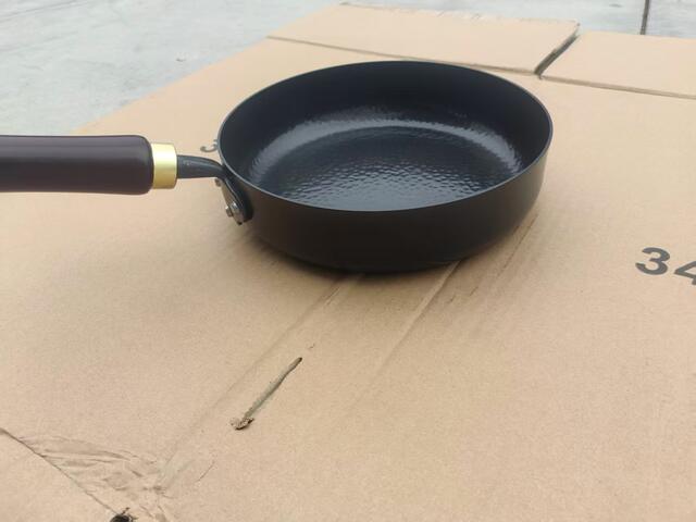 Zhangqiu Hand-Forged Fish Scale Flat Frying Pan, Non-Stick Cast Iron Frying Pan, Uncoated Thickened Pan for Frying Eggs, Grilling Meat, and Steak detail 4